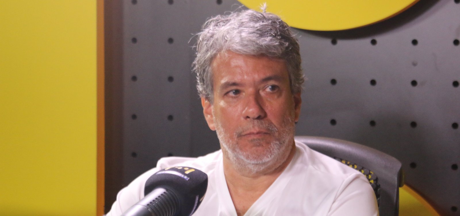 Reescrever é reinventar, afirma Maurício Santana sobre o processo de tradução