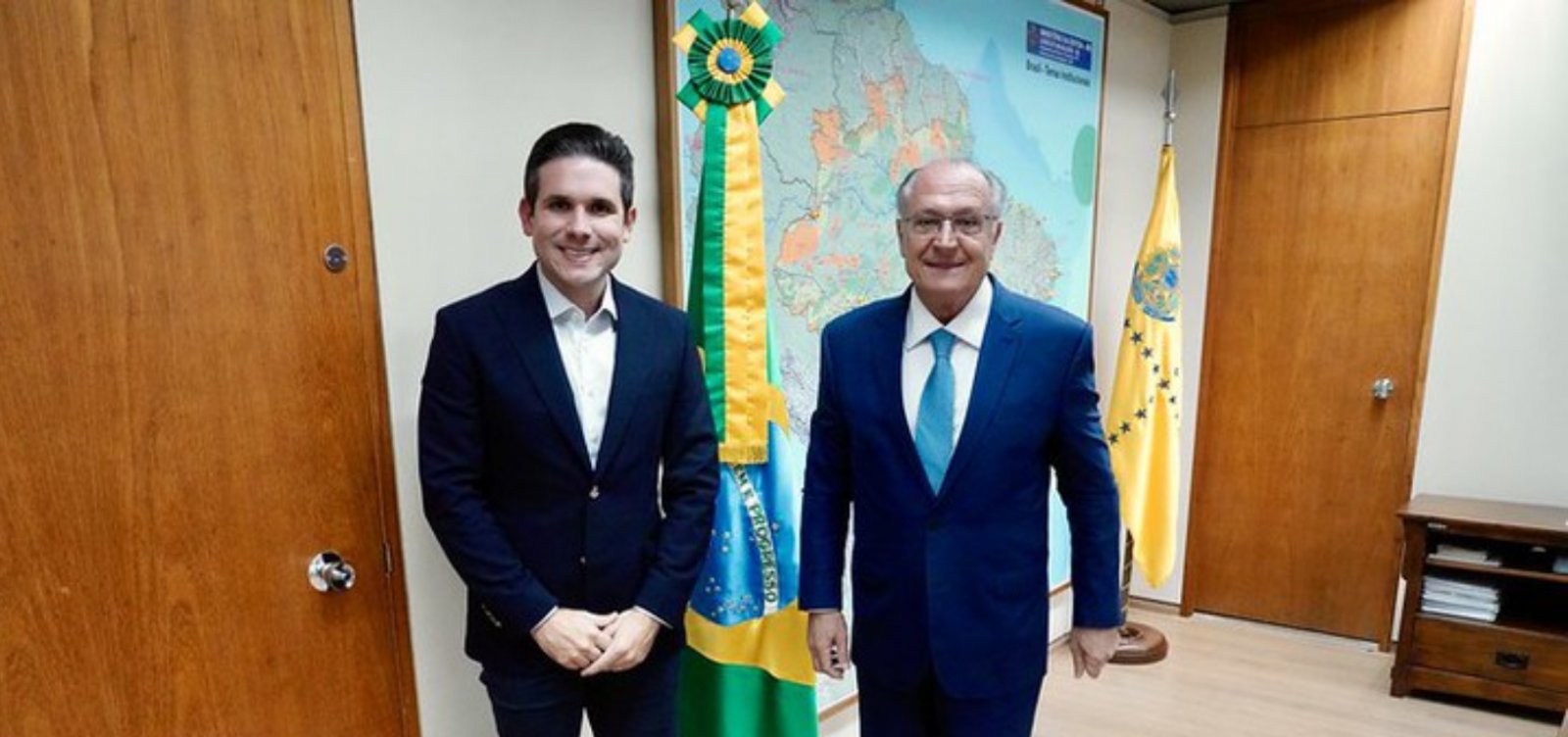 Hugo Motta discute tarifaço com Alckmin e diz que Câmara está pronta para agir