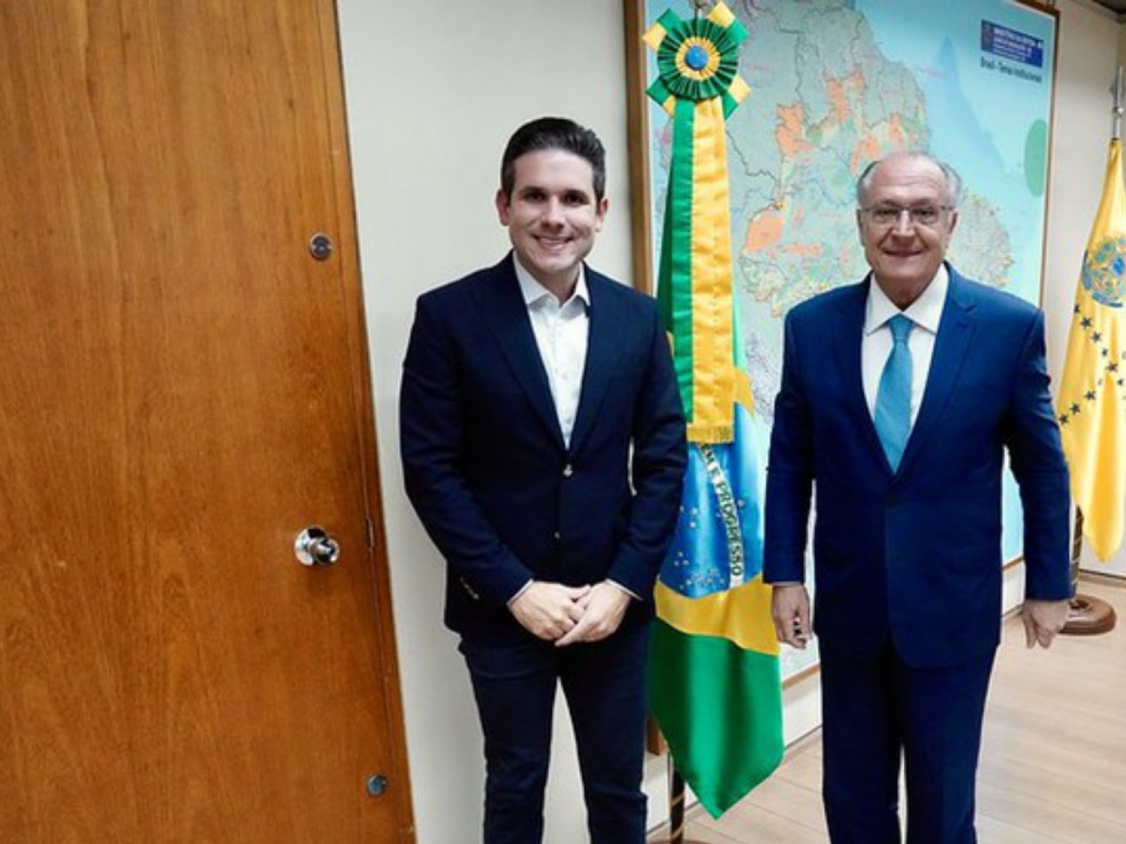 Hugo Motta discute tarifaço com Alckmin e diz que Câmara está pronta para agir