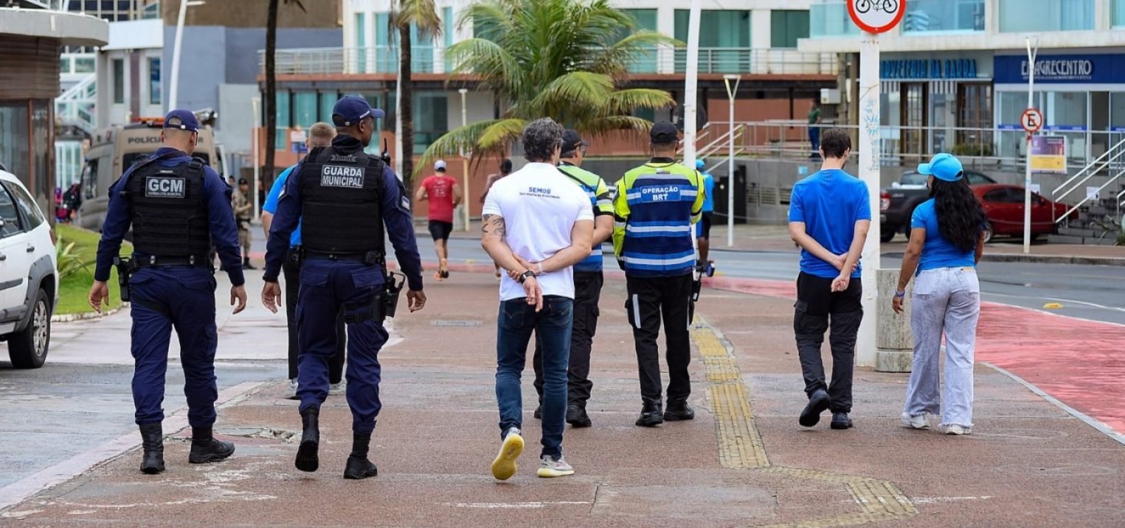 Salvador tem primeira blitz educativa sobre uso de patinetes elétricos após novo decreto