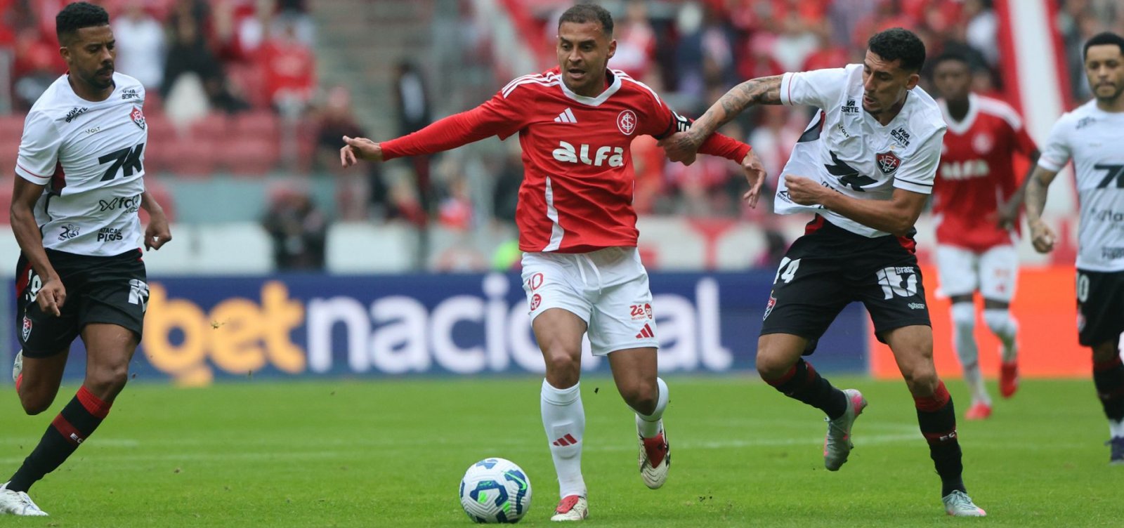 Na estreia de Carille, Vitória perde para o Inter e volta para o Z-4 do Brasileirão