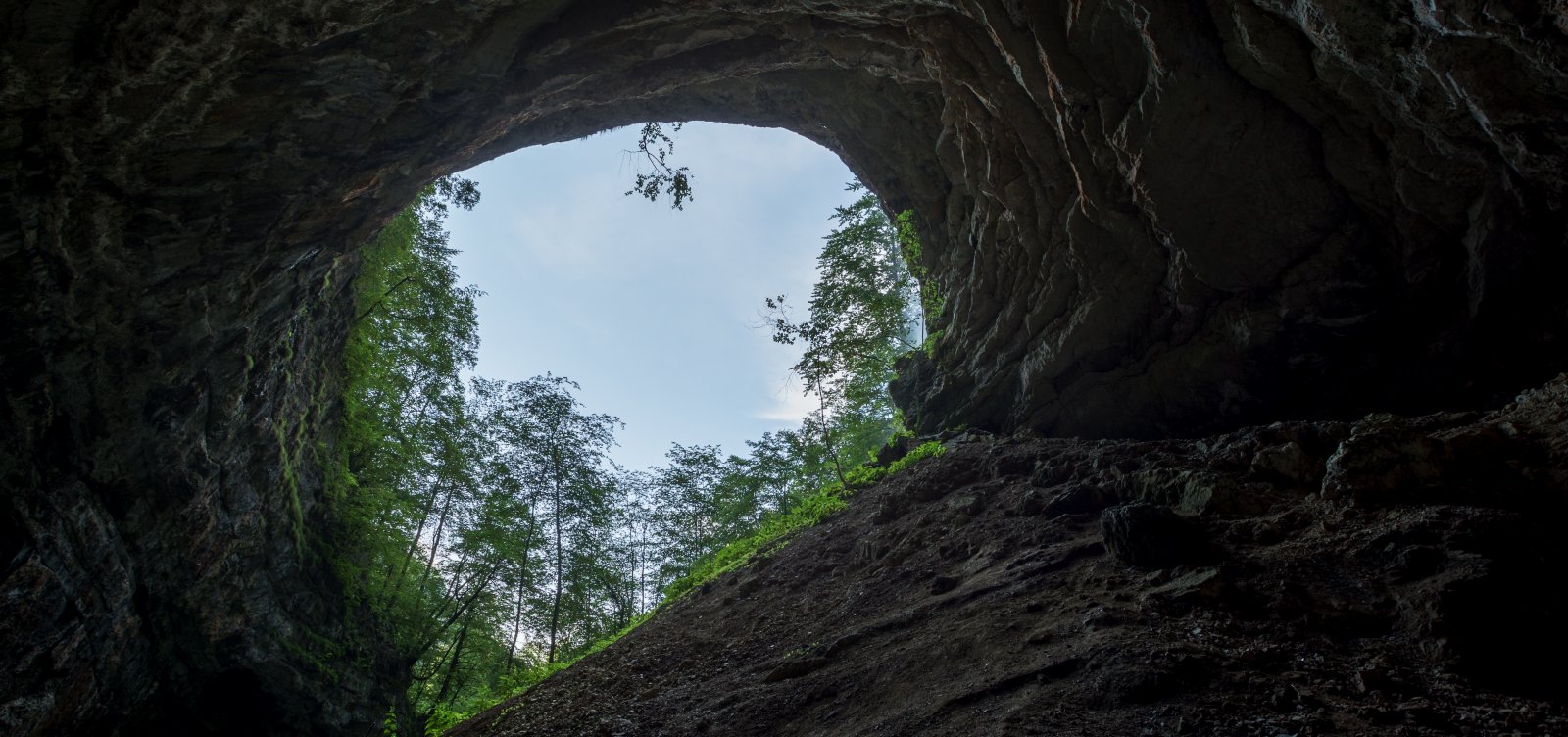 Russa e filhas são encontradas após sete anos morando em caverna na Índia