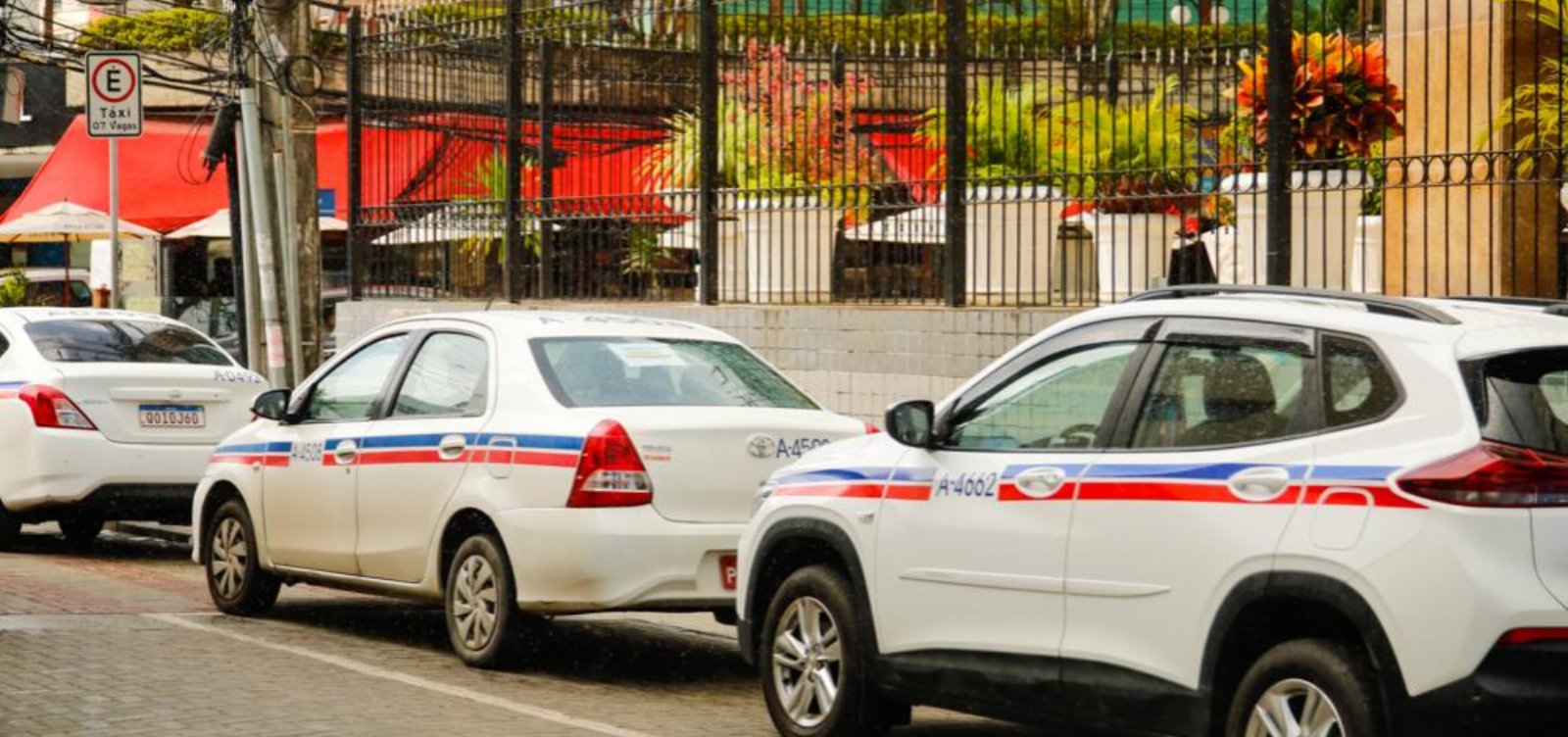 Governo anuncia isenção de taxa para taxistas e amplia validade de verificação dos taxímetros