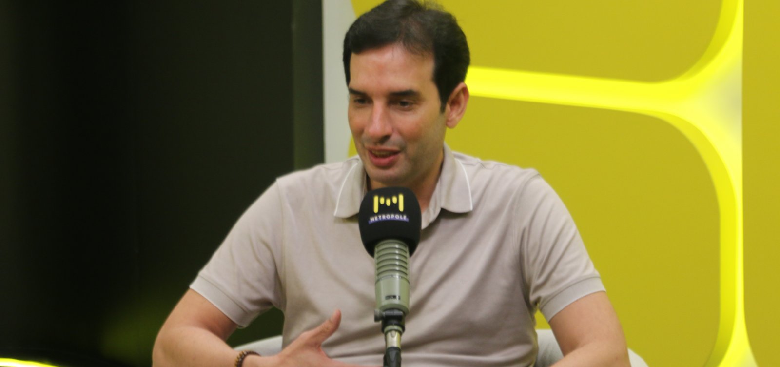 "Estamos em um momento muito raso da política brasileira", diz Leo Prates
