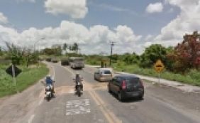 Moradores queimam pneus em manifestação na Estrada do Derba