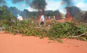 Cobrando melhorias em estrada, grupo bloqueia trecho da BA-504 em protesto