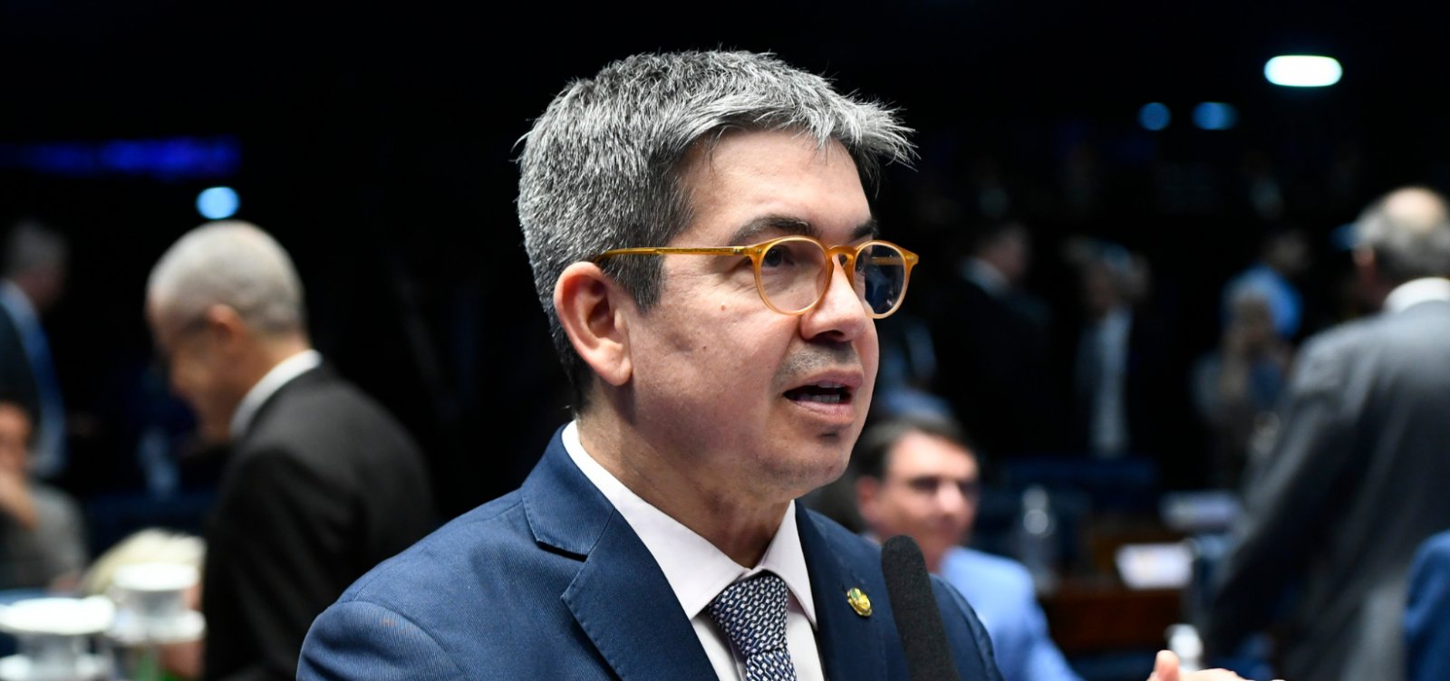 Líder do governo se reúne com diplomata americano e critica atuação de Eduardo Bolsonaro nos EUA