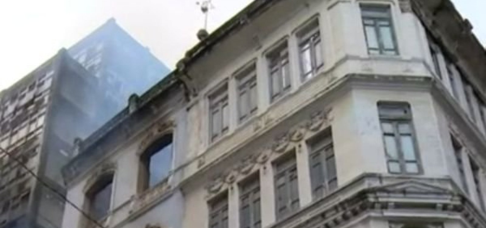 Incêndio de grandes proporções atinge imóveis no Comércio, em Salvador