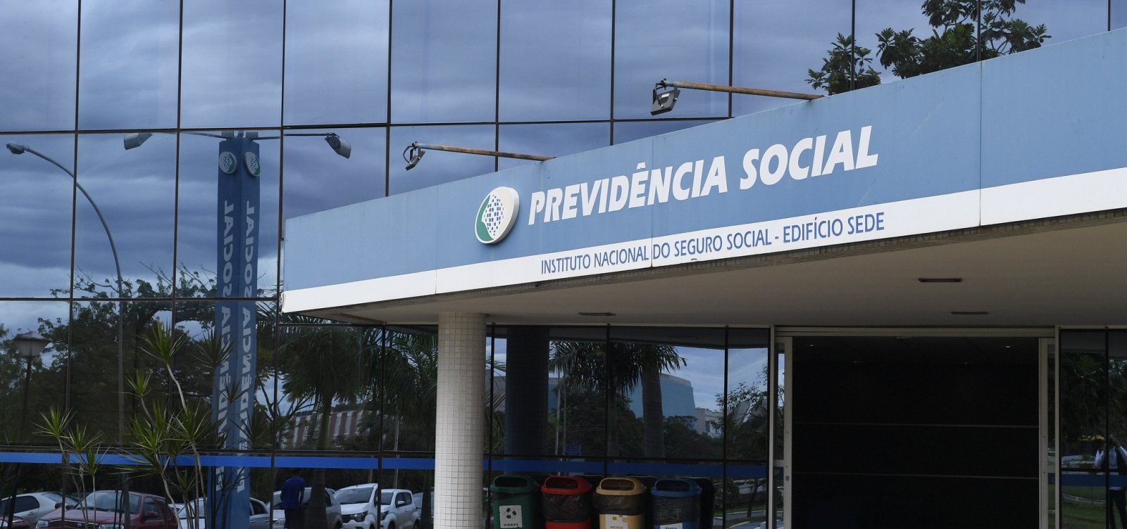 PF apreende dinheiro, armas e joias em operação contra fraudes milionárias no INSS