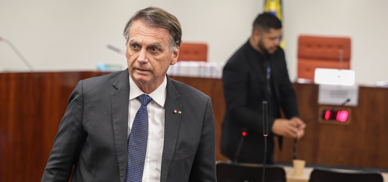 Moraes proíbe Bolsonaro de contatar o filho Eduardo e de usar redes sociais