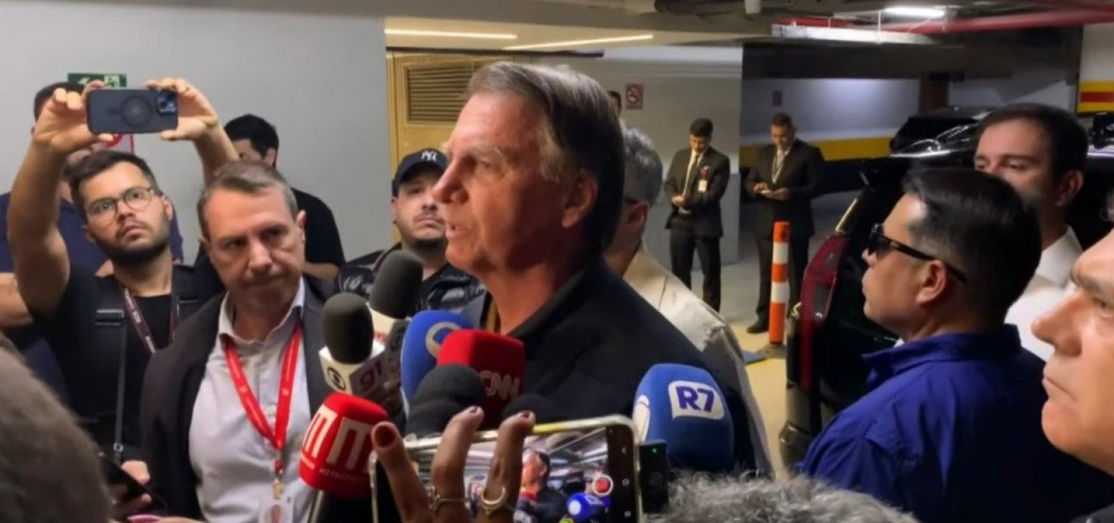 Bolsonaro nega planejar fuga e diz viver "suprema humilhação"