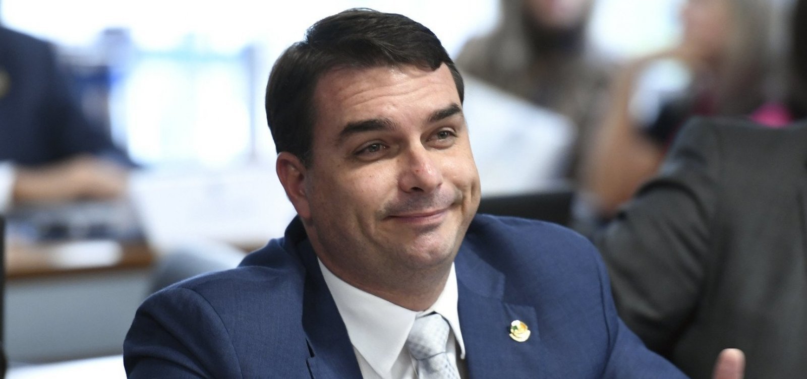 Flávio Bolsonaro sai do país um dia antes de mandados de busca contra seu pai