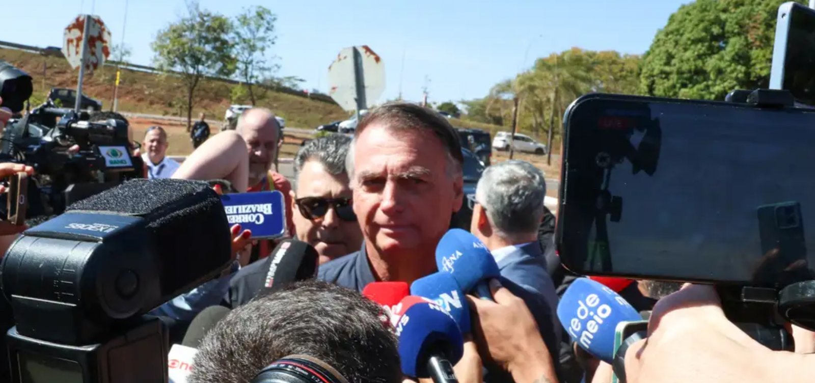 Bolsonaro diz que "nunca abriu um pen drive" e vai perguntar a Michelle se é dela
