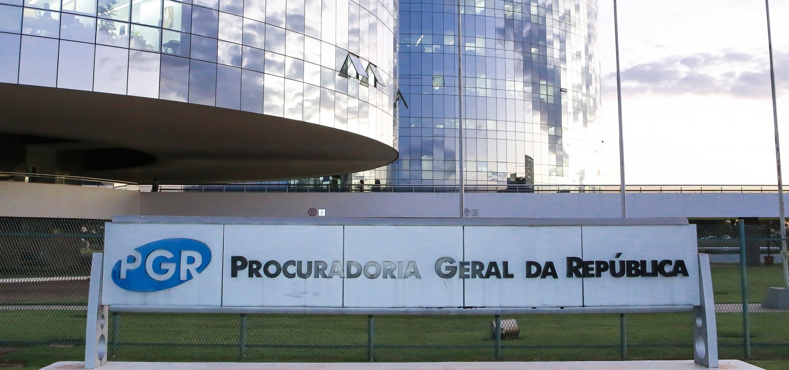 PGR diz que há "necessidade urgente" de evitar fuga de Bolsonaro