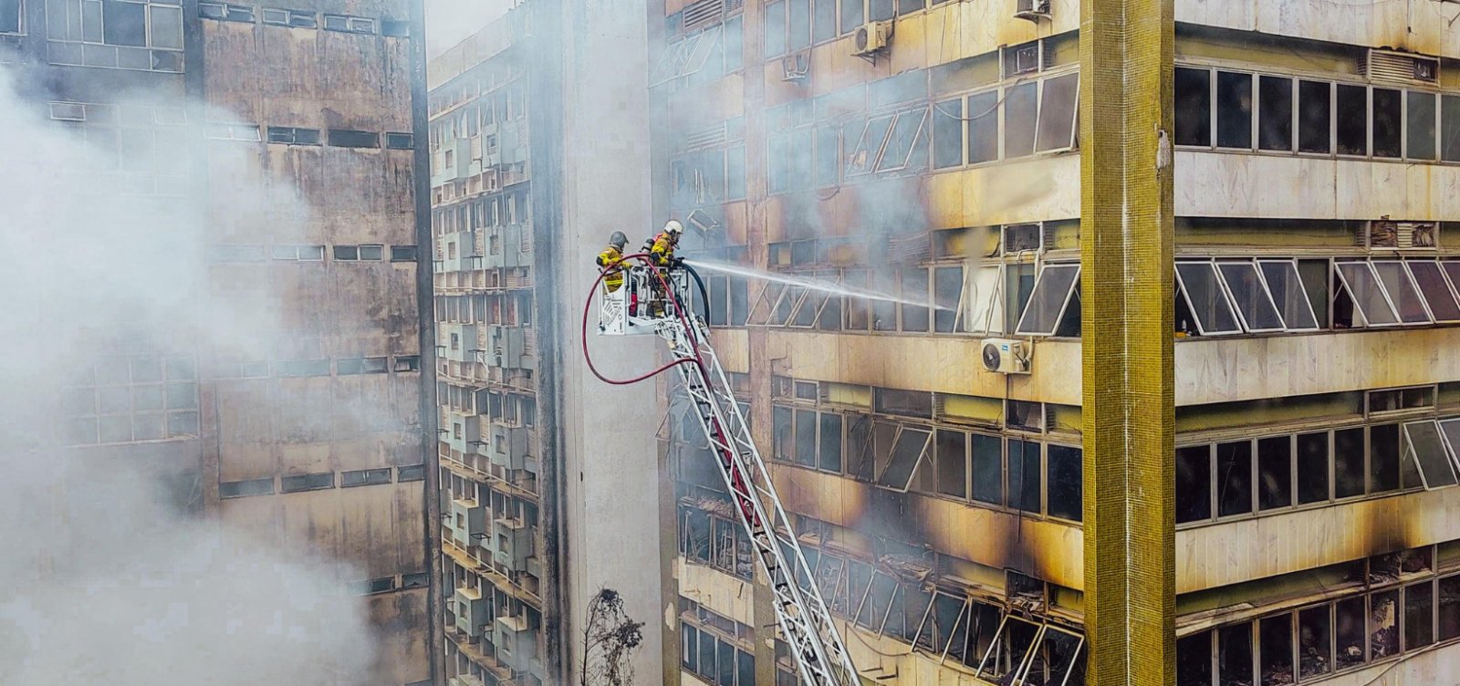 Incêndio no Comércio é encerrado após quase 40 horas de combate às chamas 