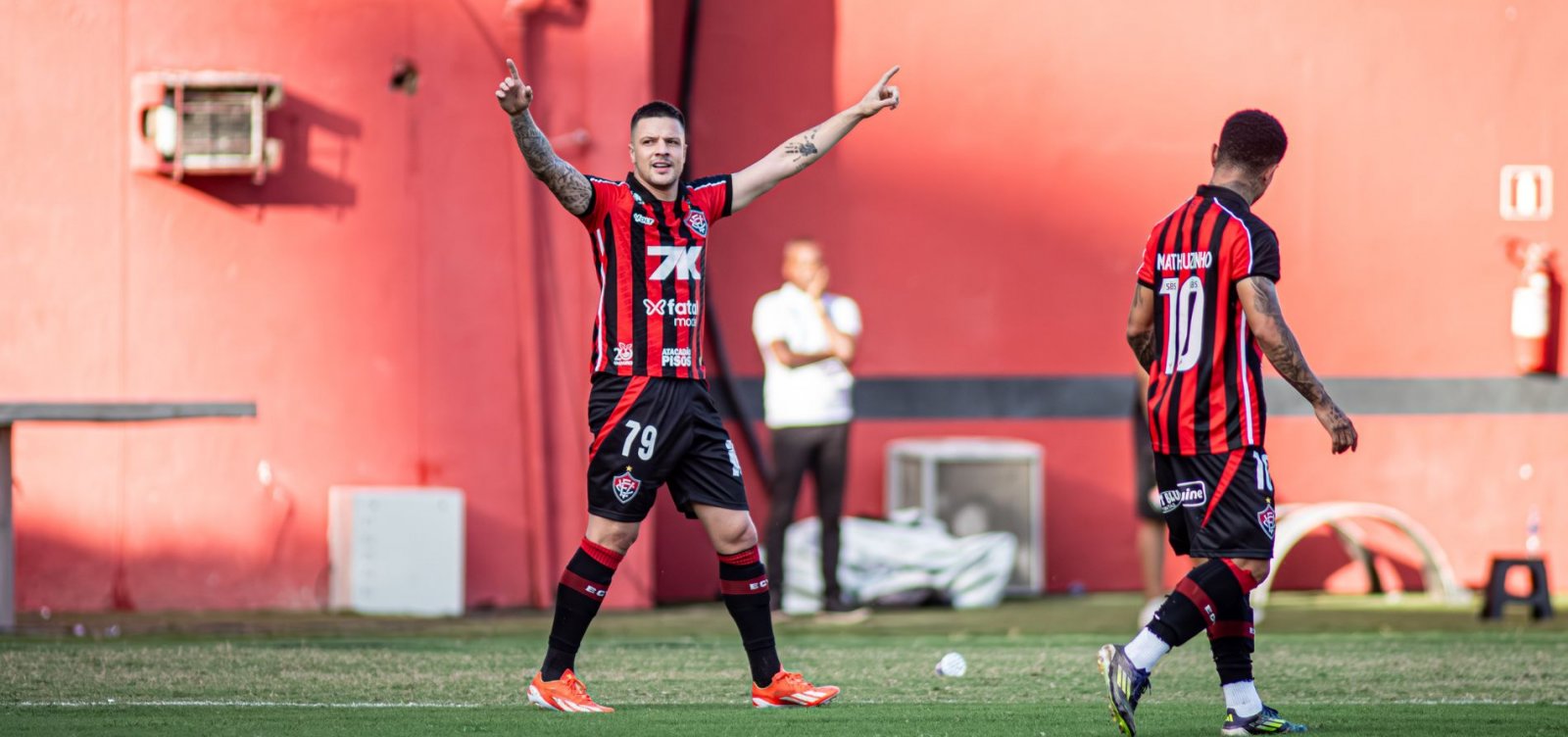 Jejuns encerrados! Vitória vence o Bragantino e deixa o Z-4 do Brasileirão