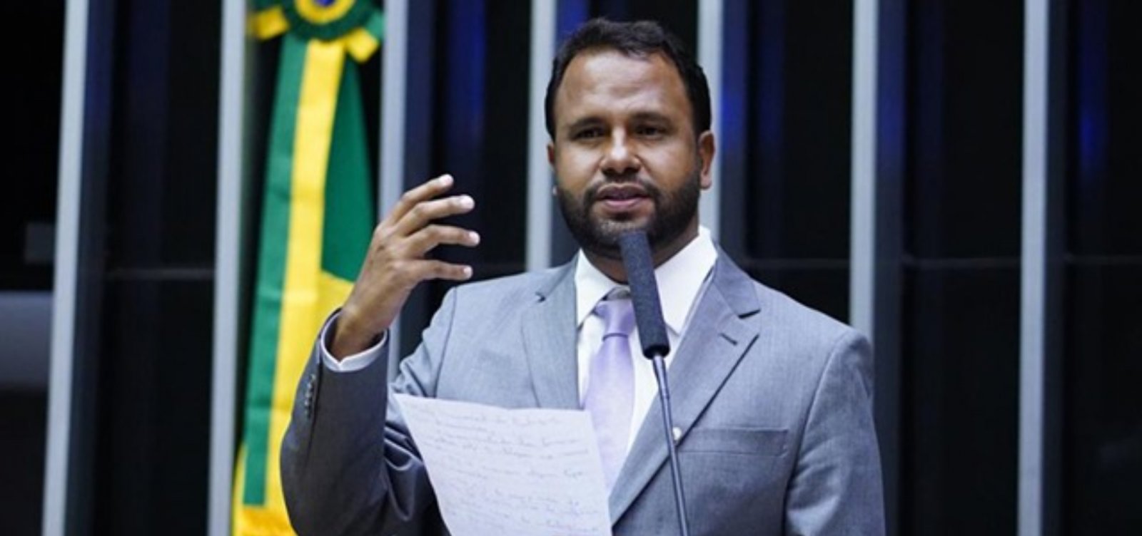 Projeto de deputado propõe cassação de direitos políticos por articulações contra o Brasil