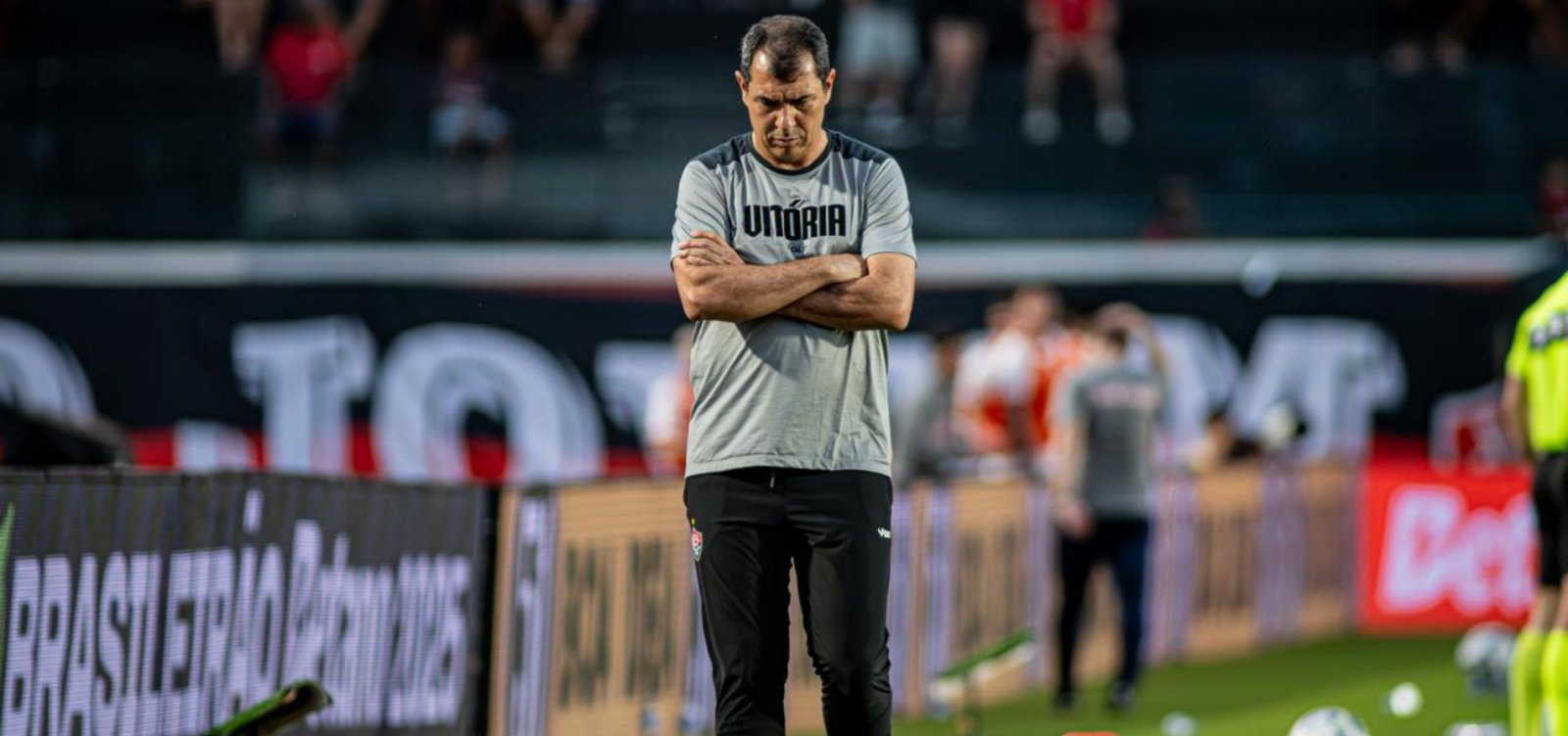 Carille celebra fim do jejum do Vitória e diz que bate entre jogadores foi "resolvido"
