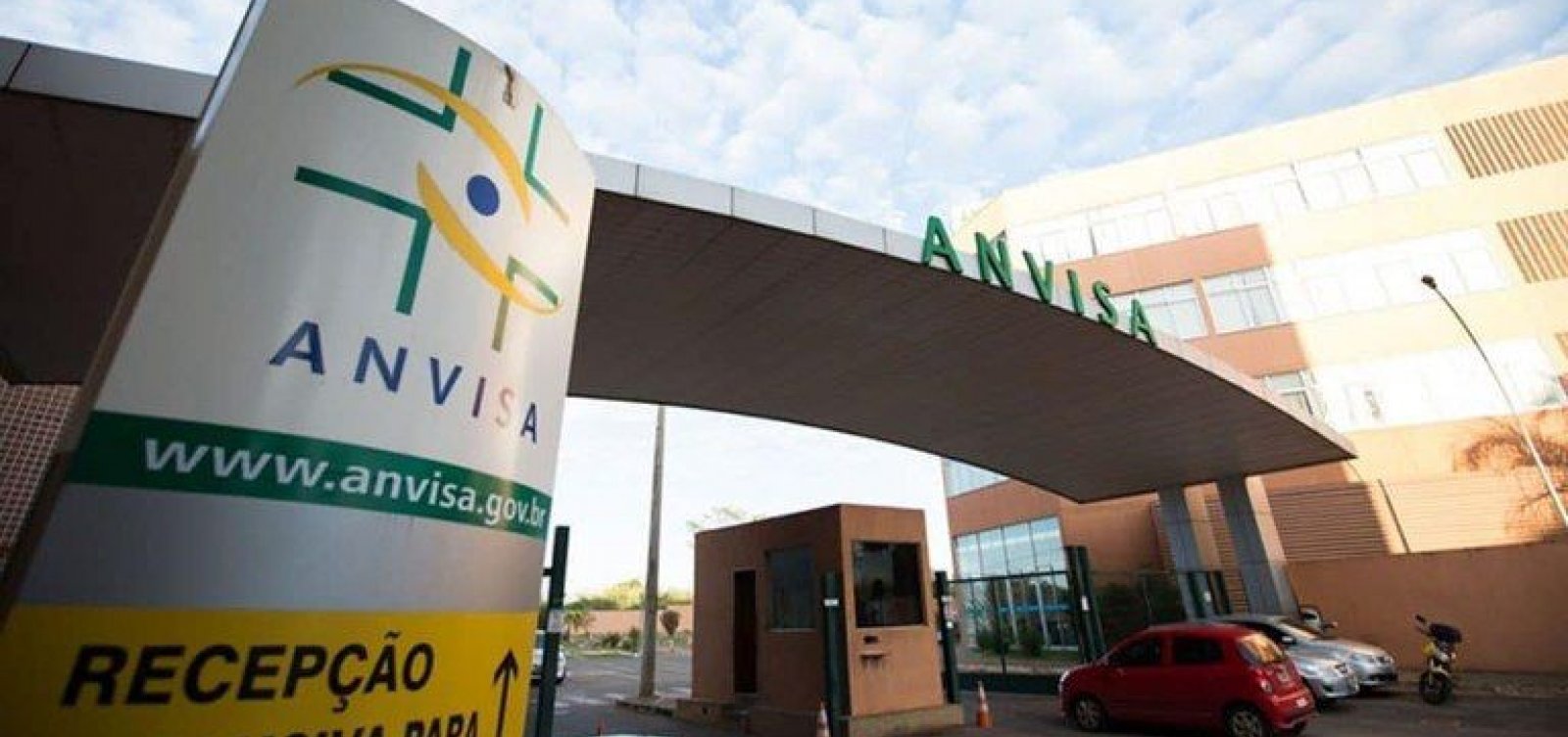Anvisa proíbe comercialização de medicamentos e complemento alimentar