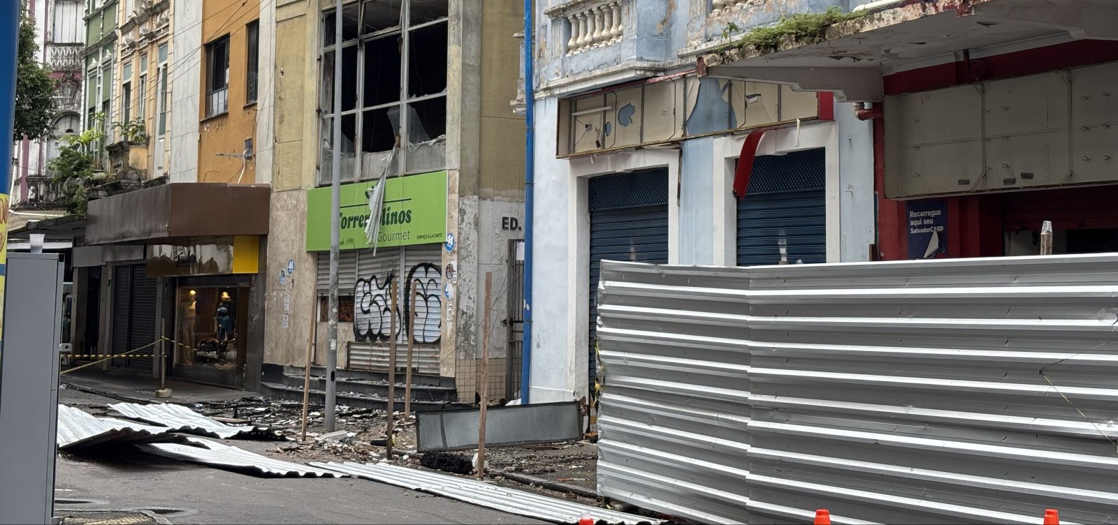 Prédio atingido por incêndio no Comércio desaba parcialmente nesta quarta