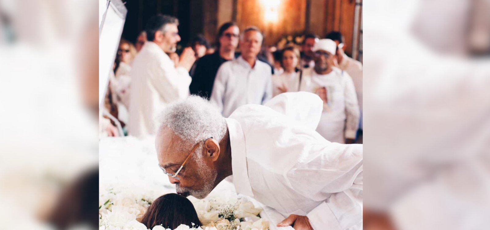 Durante velório, Gilberto Gil dá último adeus a Preta Gil com beijo