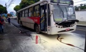 Fogo atinge ônibus na Av. Joana Angélica; ninguém ficou ferido 