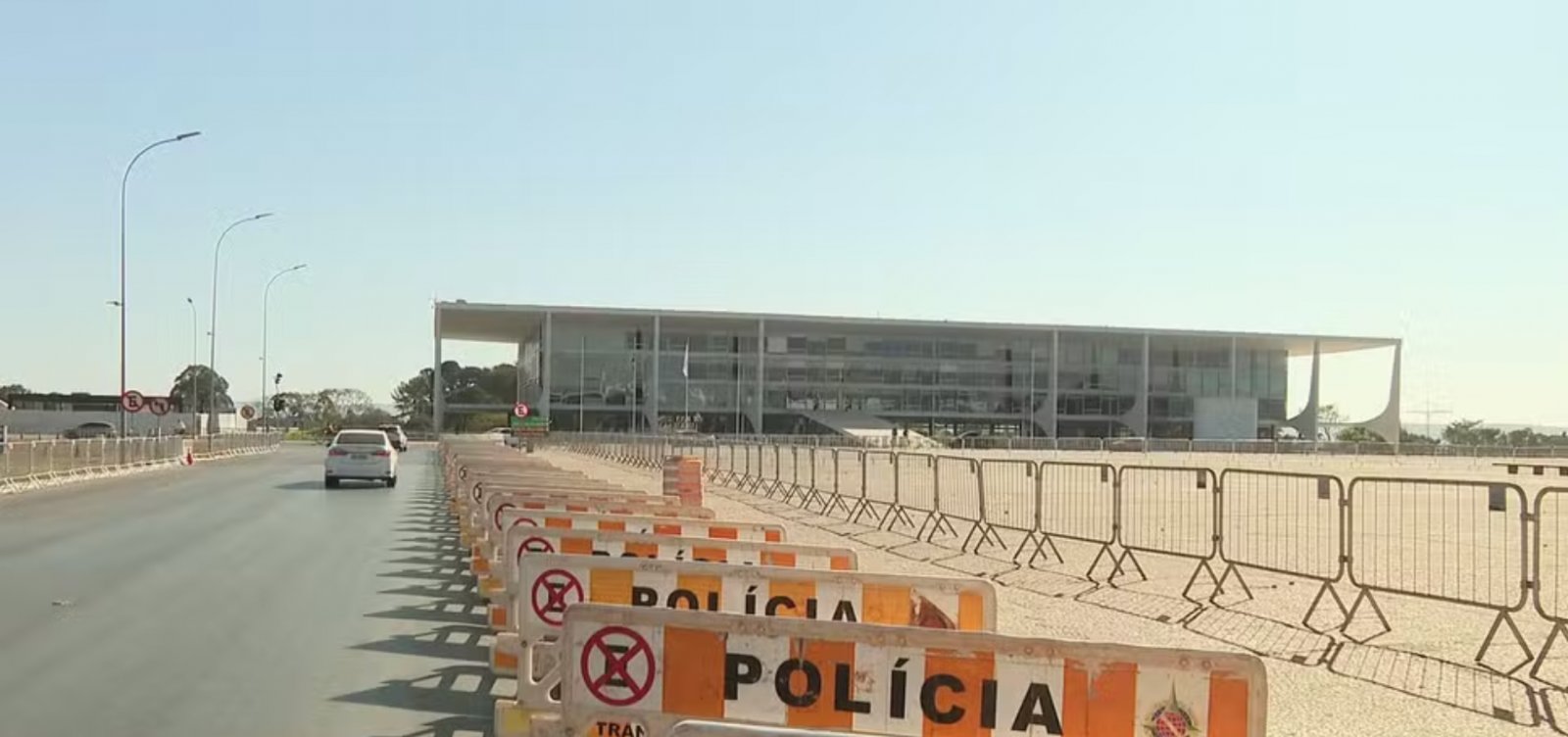 Polícia Militar fecha Praça dos Três Poderes, em Brasília, para visitação de turistas