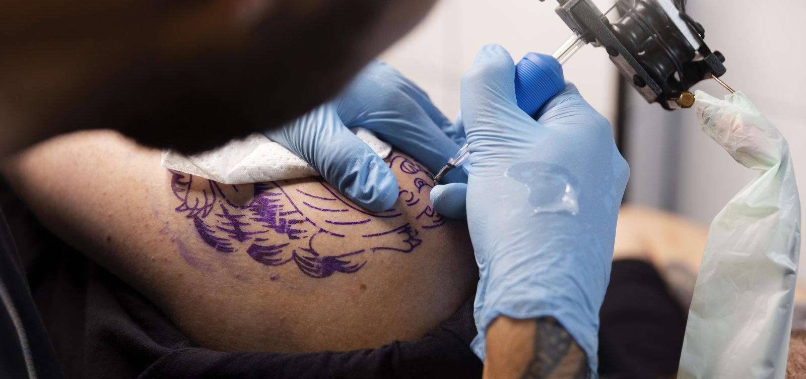 CFM barra sedação e anestesia geral em estúdios de tatuagem