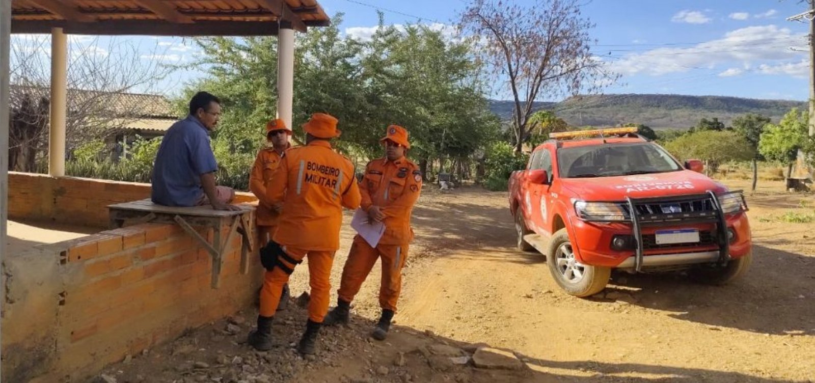 Bombeiros atuam no combate a incêndio florestal no interior da Bahia