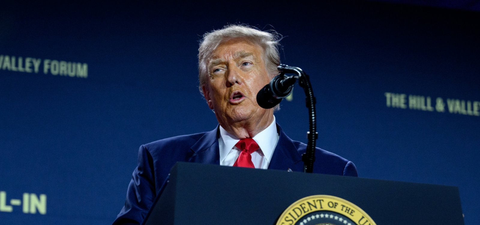 Trump diz que tarifas serão de 15% a 20% para países que não tenham fechado acordos até sexta-feira