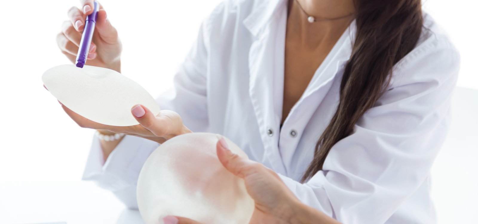 Anvisa proíbe uso de próteses mamárias e glúteas após identificar quase 50 irregularidades graves