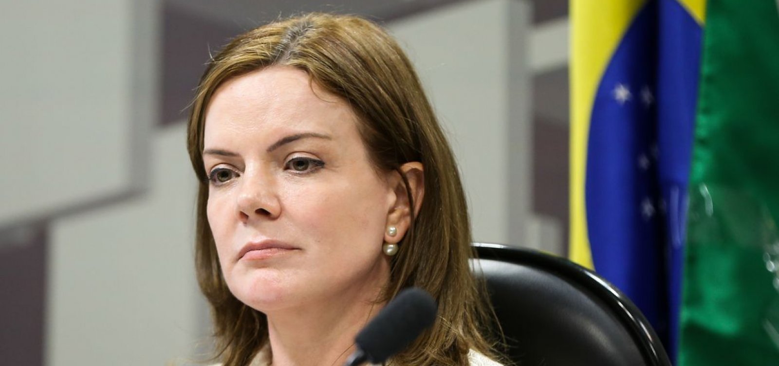 Gleisi Hoffmann chama Eduardo Bolsonaro de "traíra" e defende cassação: "Comete crime de lesa-pátria"