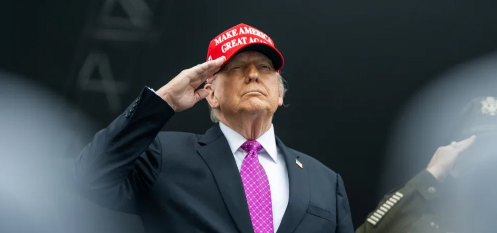 Trump publica decreto que oficializa tarifas de 50% contra produtos brasileiros 
