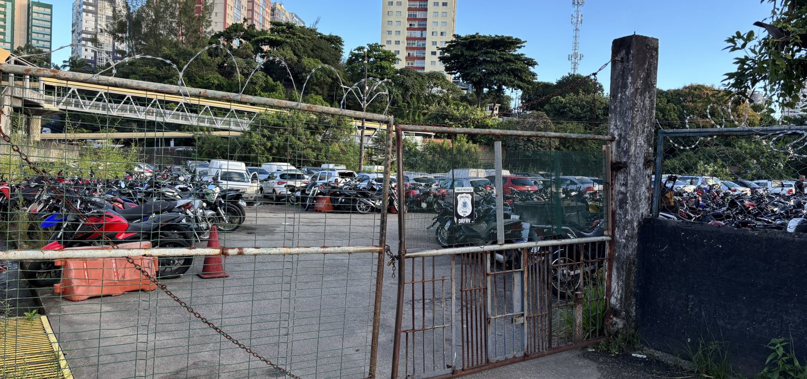 Do Detran ao descaso: Mesmo com vigilância e promessa de venda, terreno vira alvo de furtos e invasões