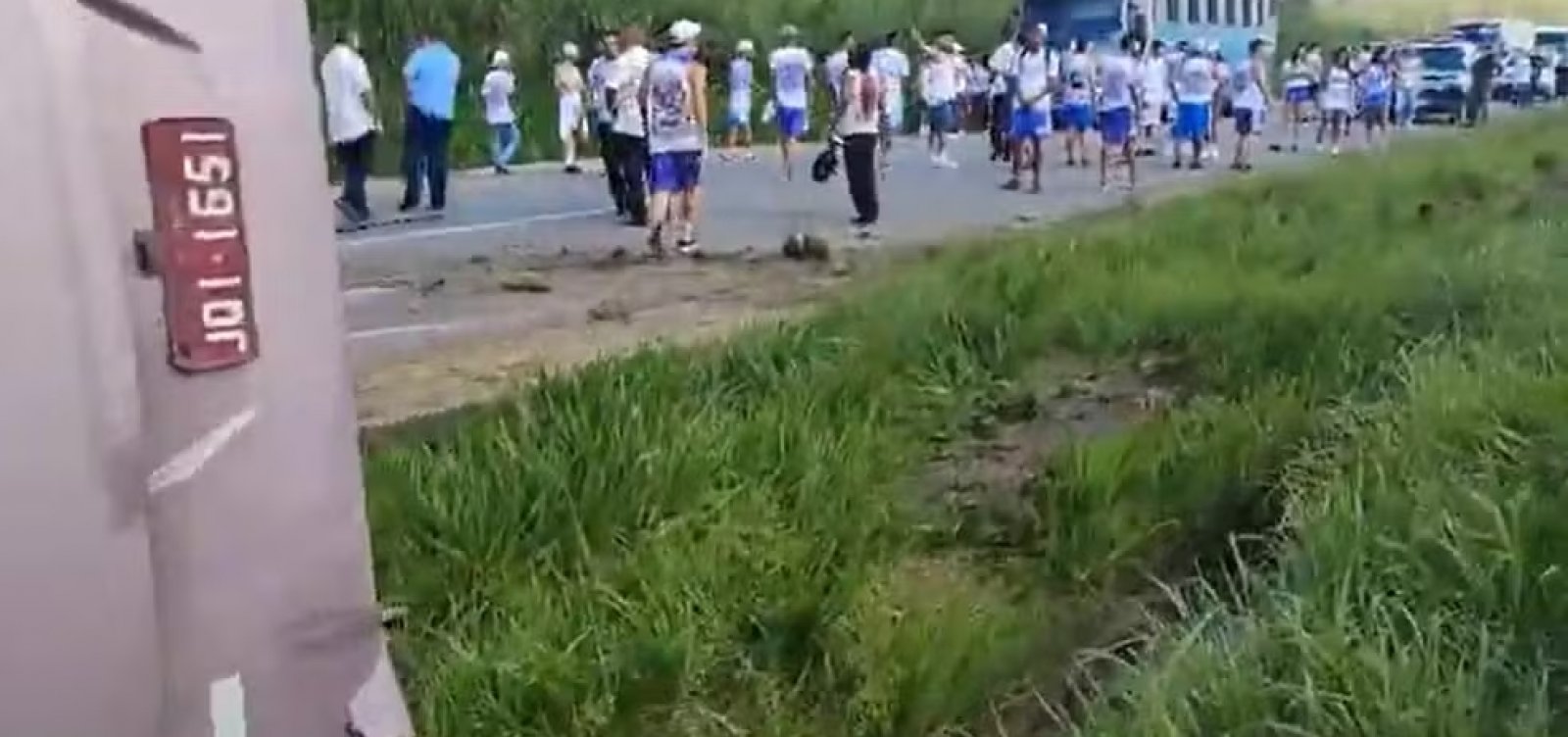 Ônibus que levava torcida organizada do Bahia para Recife tomba na BR-101