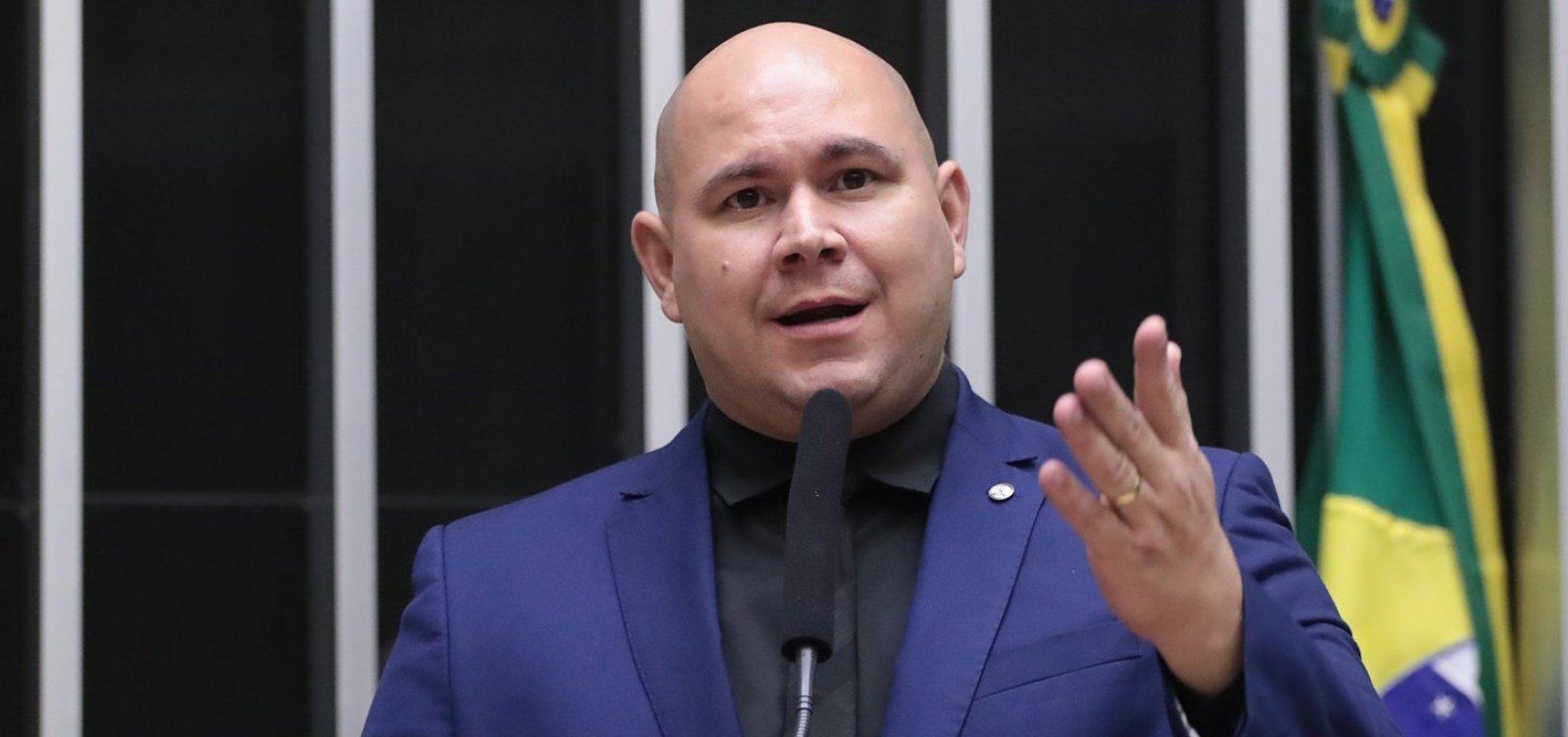 Prefeito ameaça interromper sessão após professora utilizar pronome neutro 'todes'
