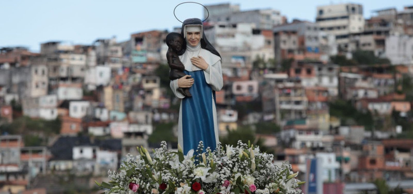Aeroporto de Salvador recebe imagem peregrina de Santa Dulce dos Pobres nesta segunda