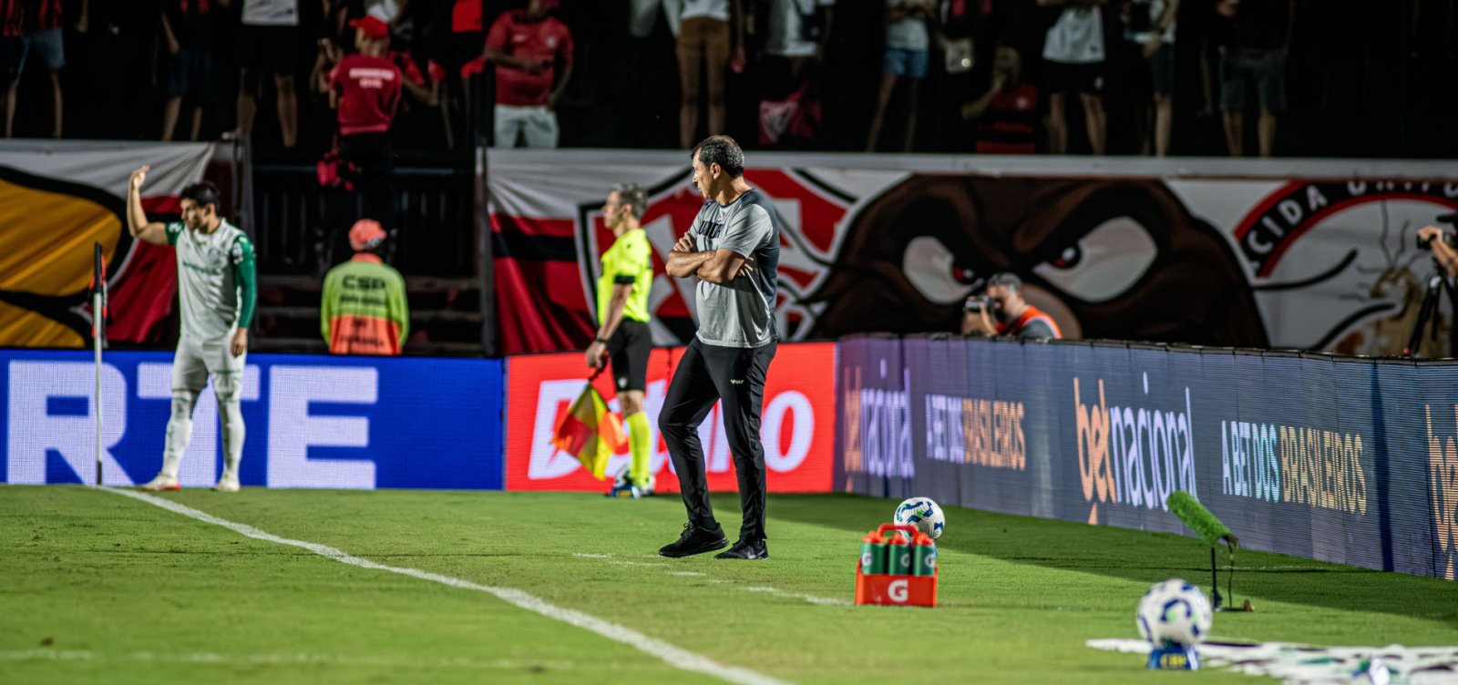 "Triste pelo resultado", diz Carille após Vitória ceder o empate