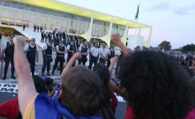 Manifestantes protestam contra Michel Temer no Palácio do Planalto