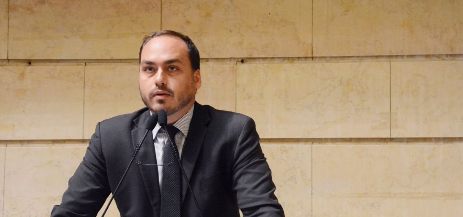 Carlos Bolsonaro é internado após prisão domiciliar do pai