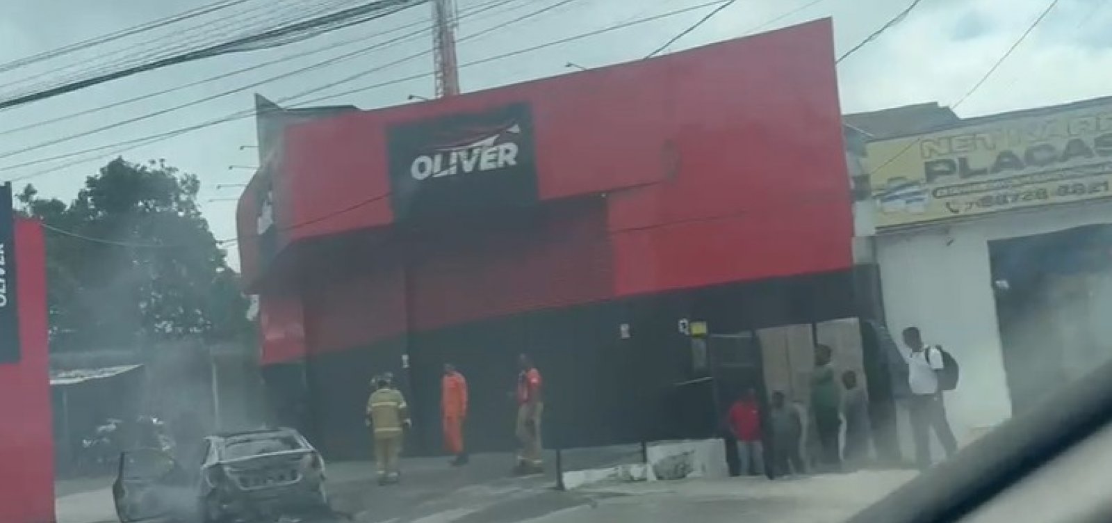 Carro pega fogo na Avenida Paralela e provoca retenção