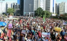 Manifestantes fecham Avenida Paulista e protestam contra governo Temer