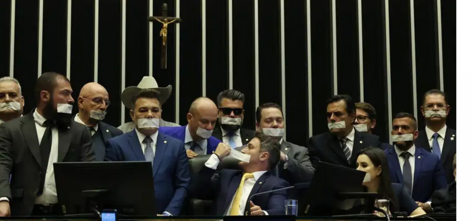Oposição ocupa plenários por anistia a 8/1 e impeachment de Moraes