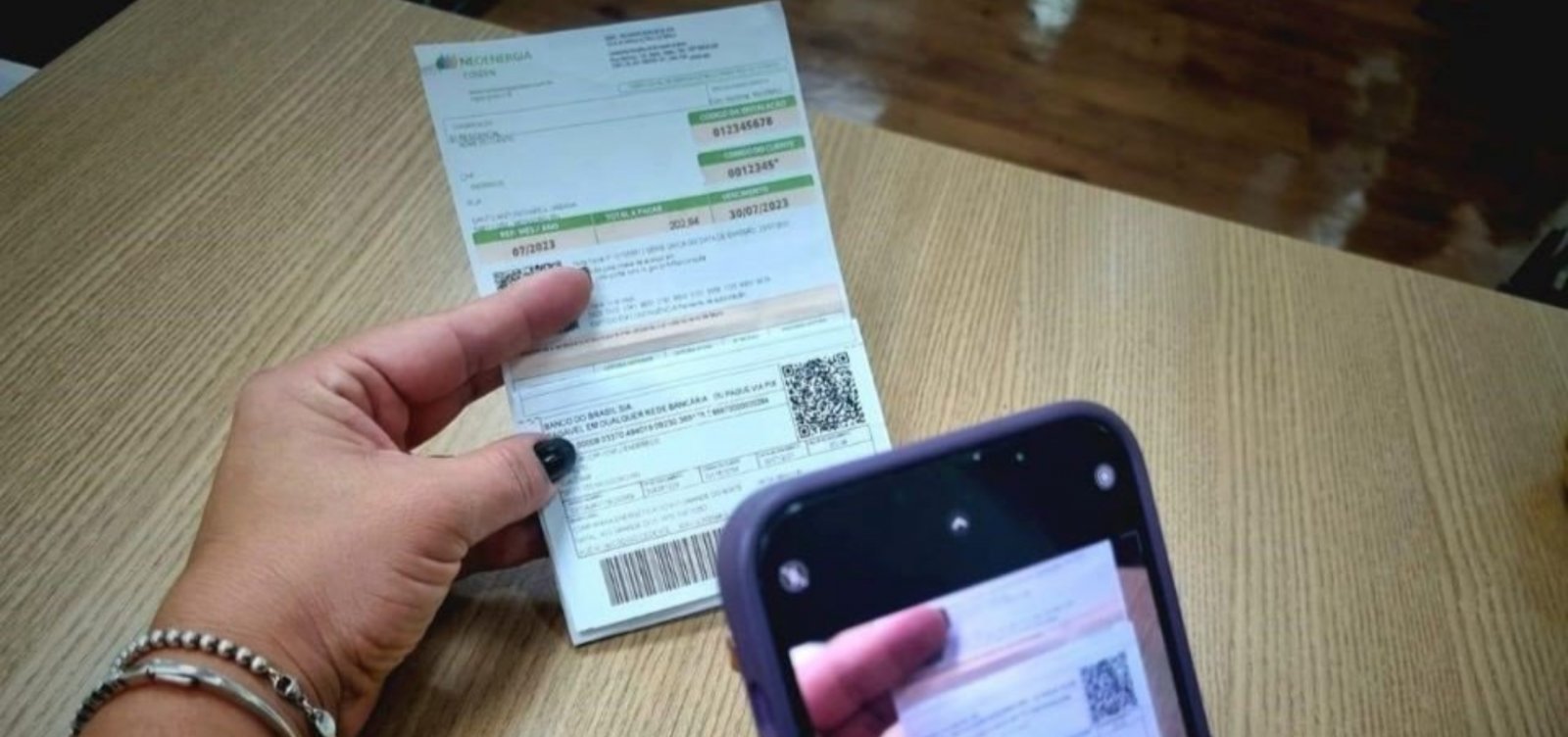Repórter Metropole: baianos denunciam golpes com conta de luz, mas Coelba alega falha em QR Code