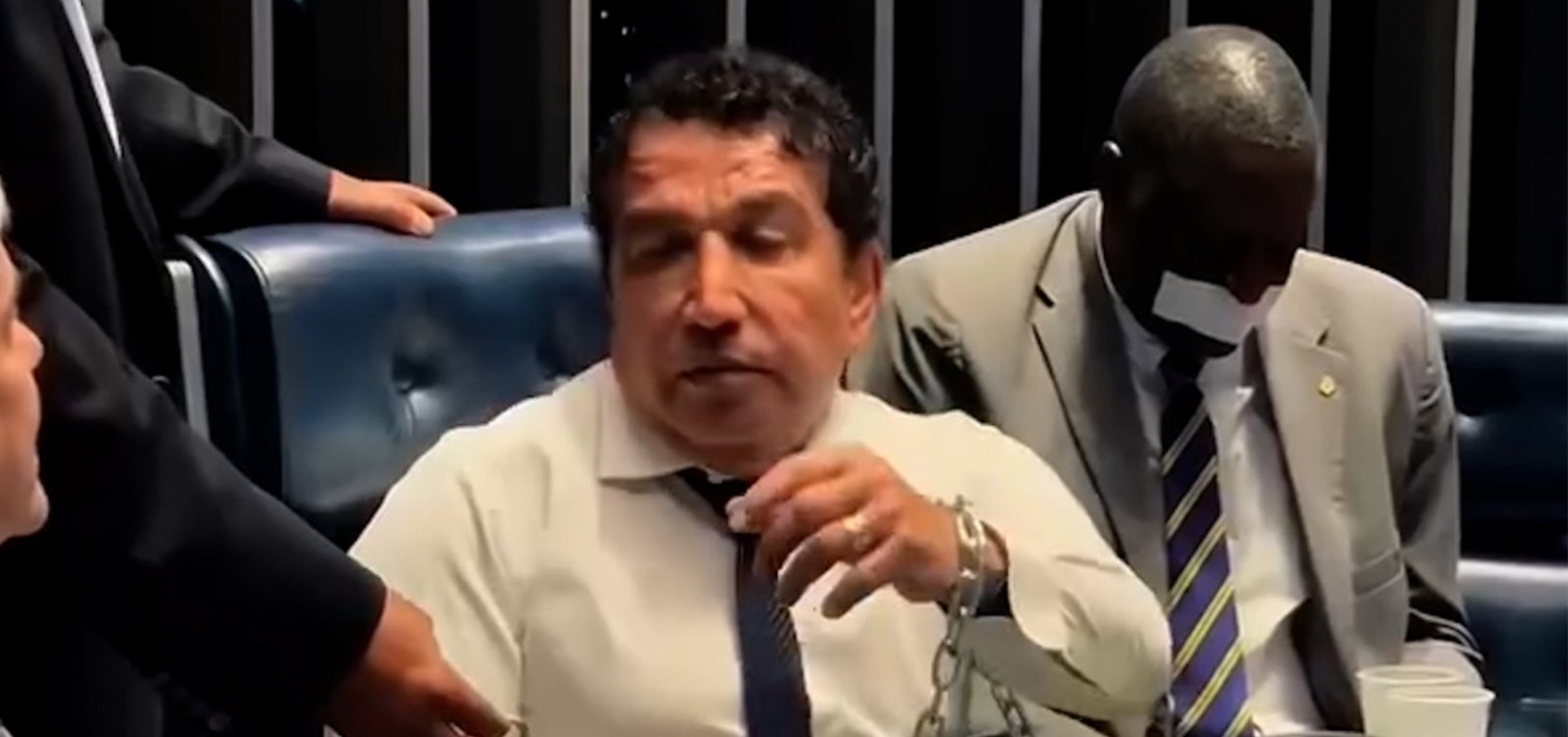 Senadores da oposição se acorrentam à mesa do plenário do Senado