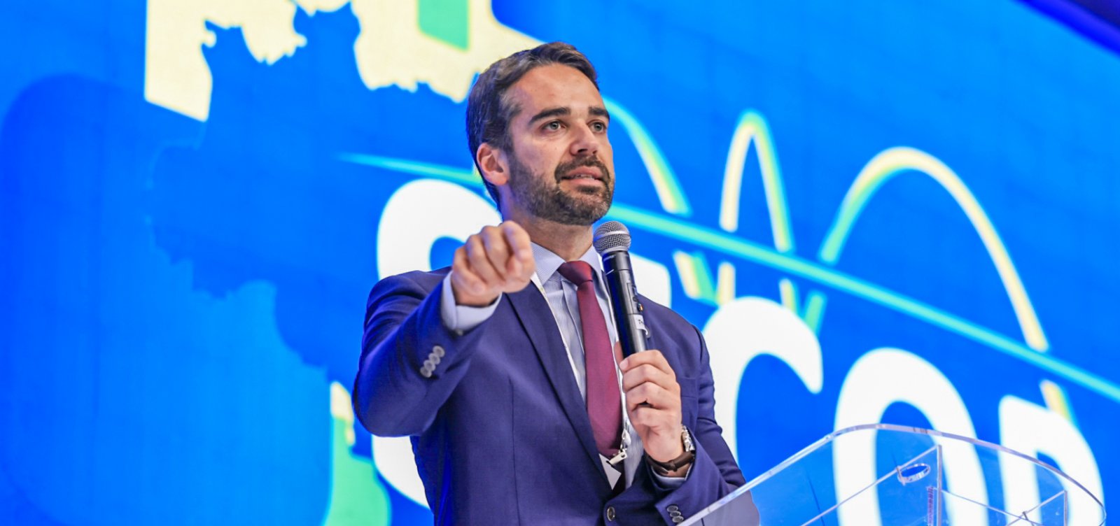 "Responsabilidade maior" por tarifaço de Trump está na família Bolsonaro, diz Eduardo Leite