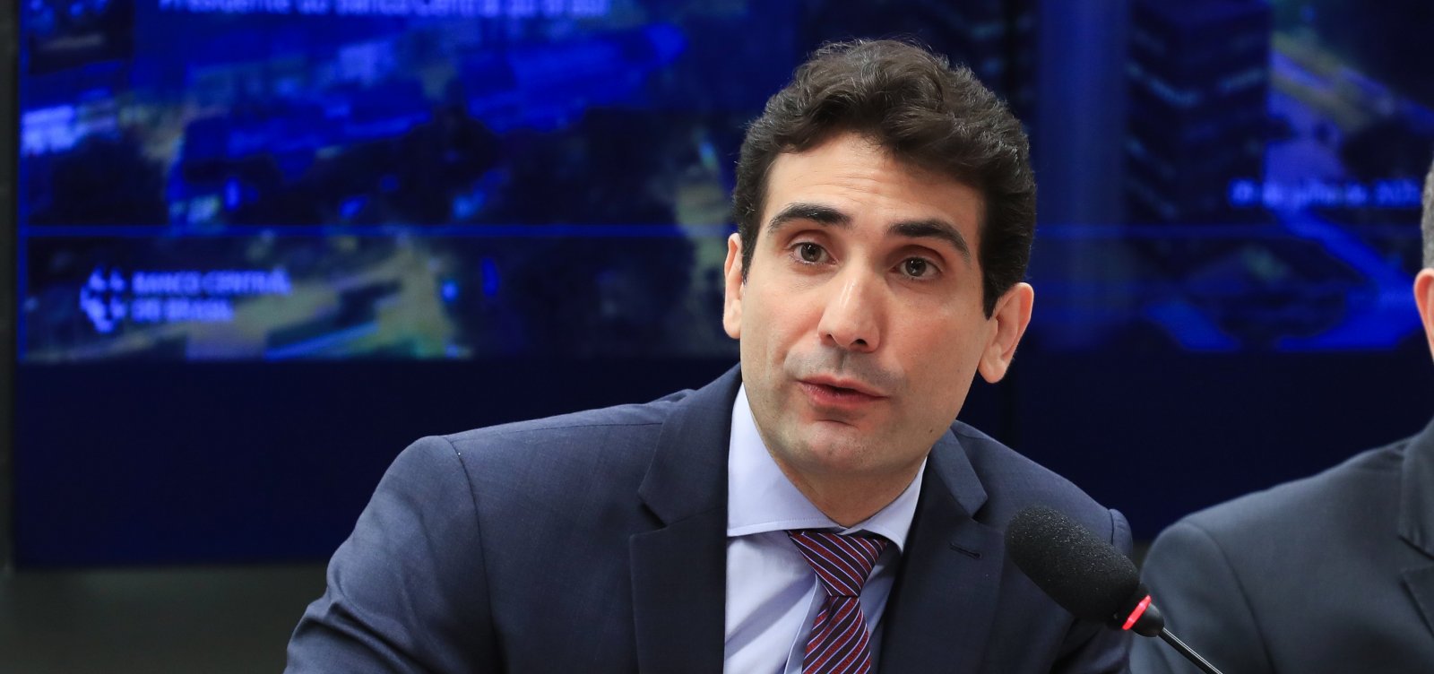 Pix deve permanecer sob gestão pública, diz Galípolo