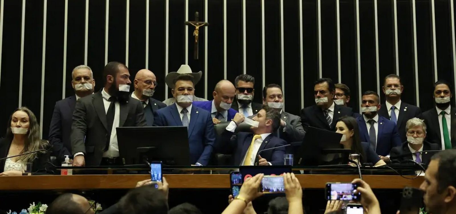 Oposição desocupa plenário após 47 horas e Alcolumbre retoma sessões no Senado