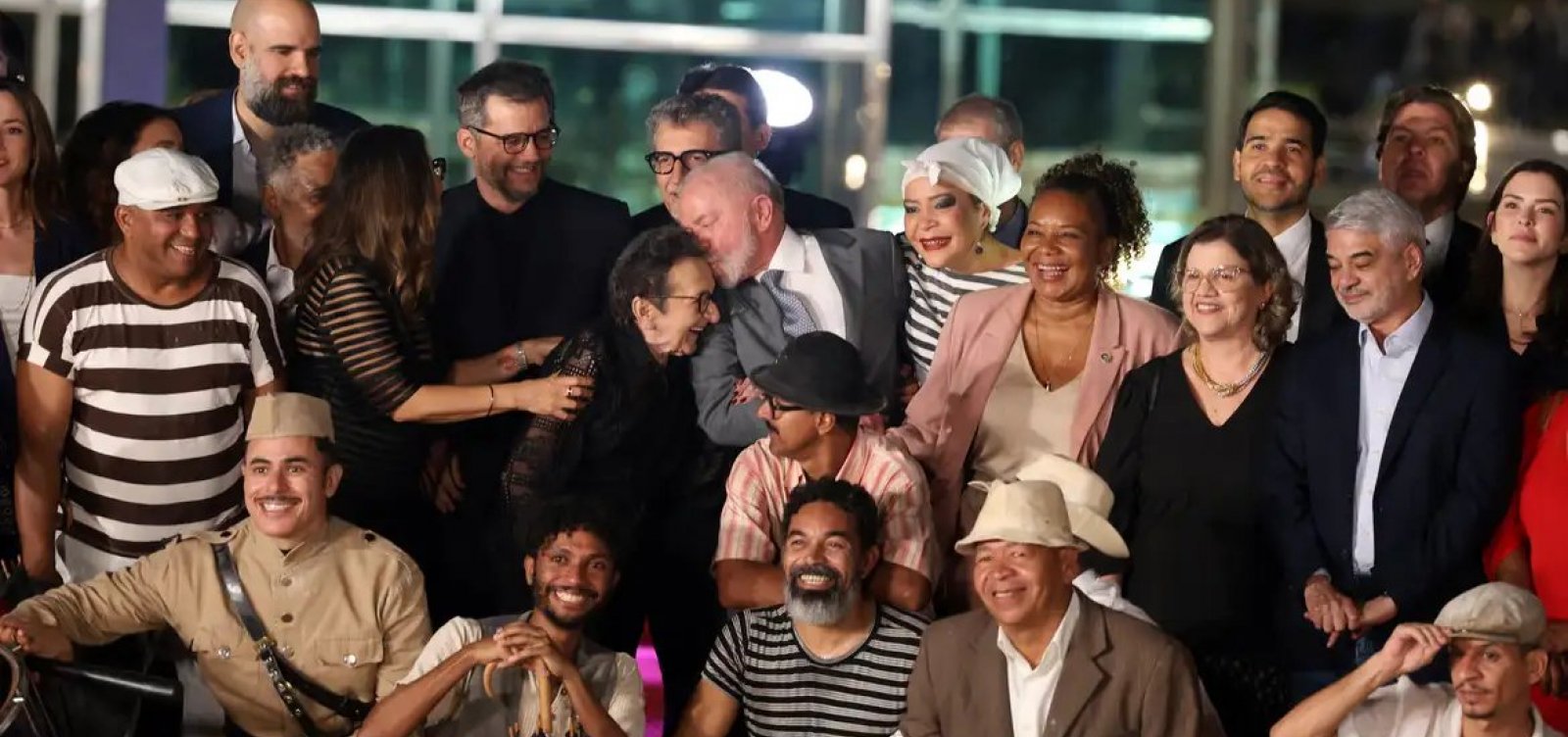 Lula recebe equipe de O Agente Secreto e destaca papel da cultura