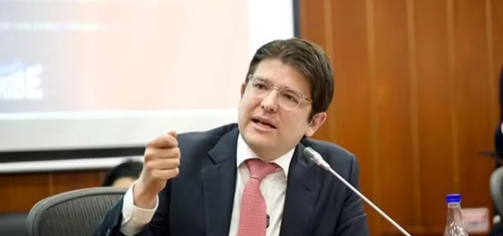 Morre Miguel Uribe, pré-candidato à presidência da Colômbia baleado durante discurso